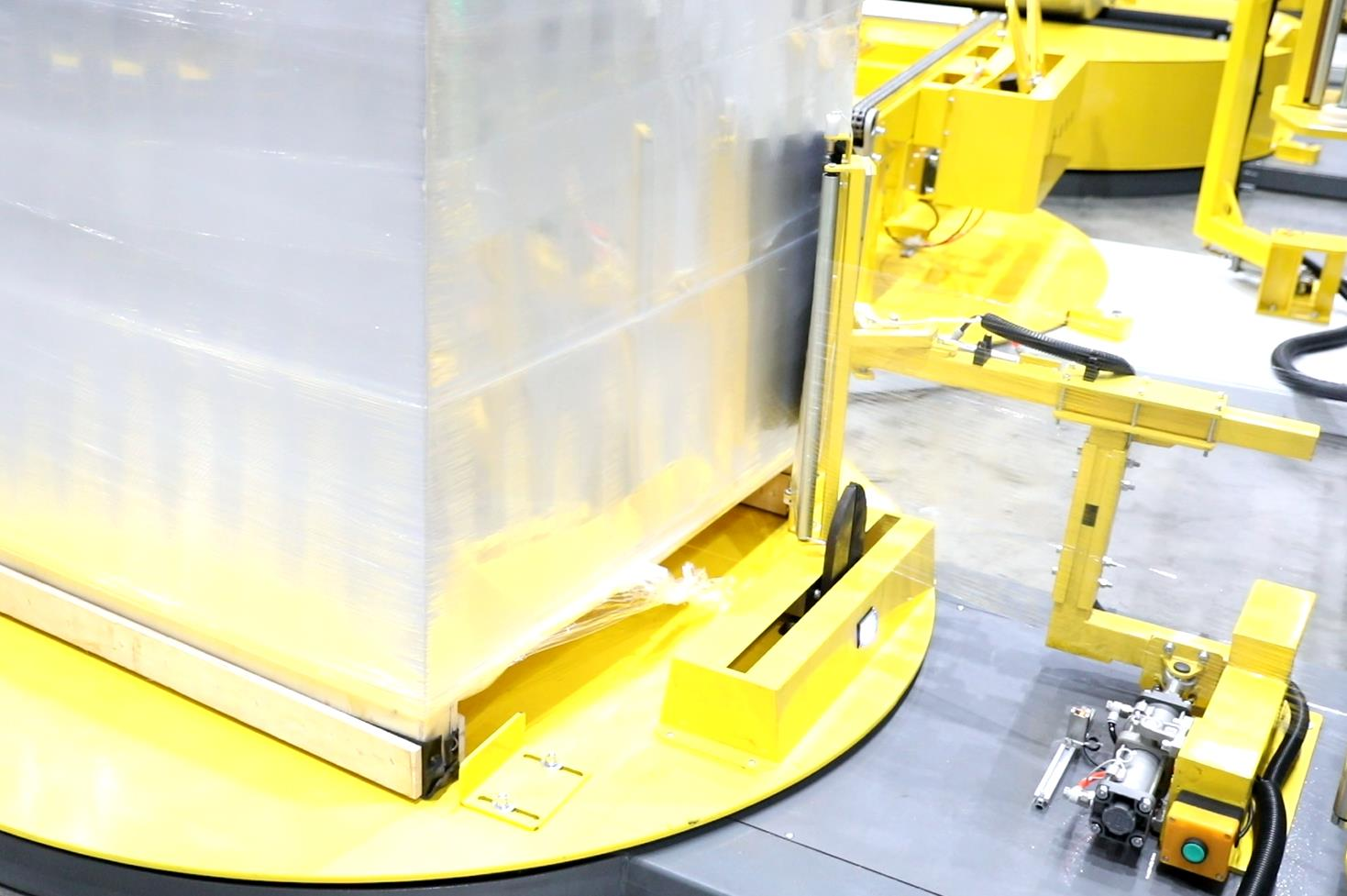 Emballage de machine d'emballage de palettes entièrement automatique avec dispositif de film de coupe