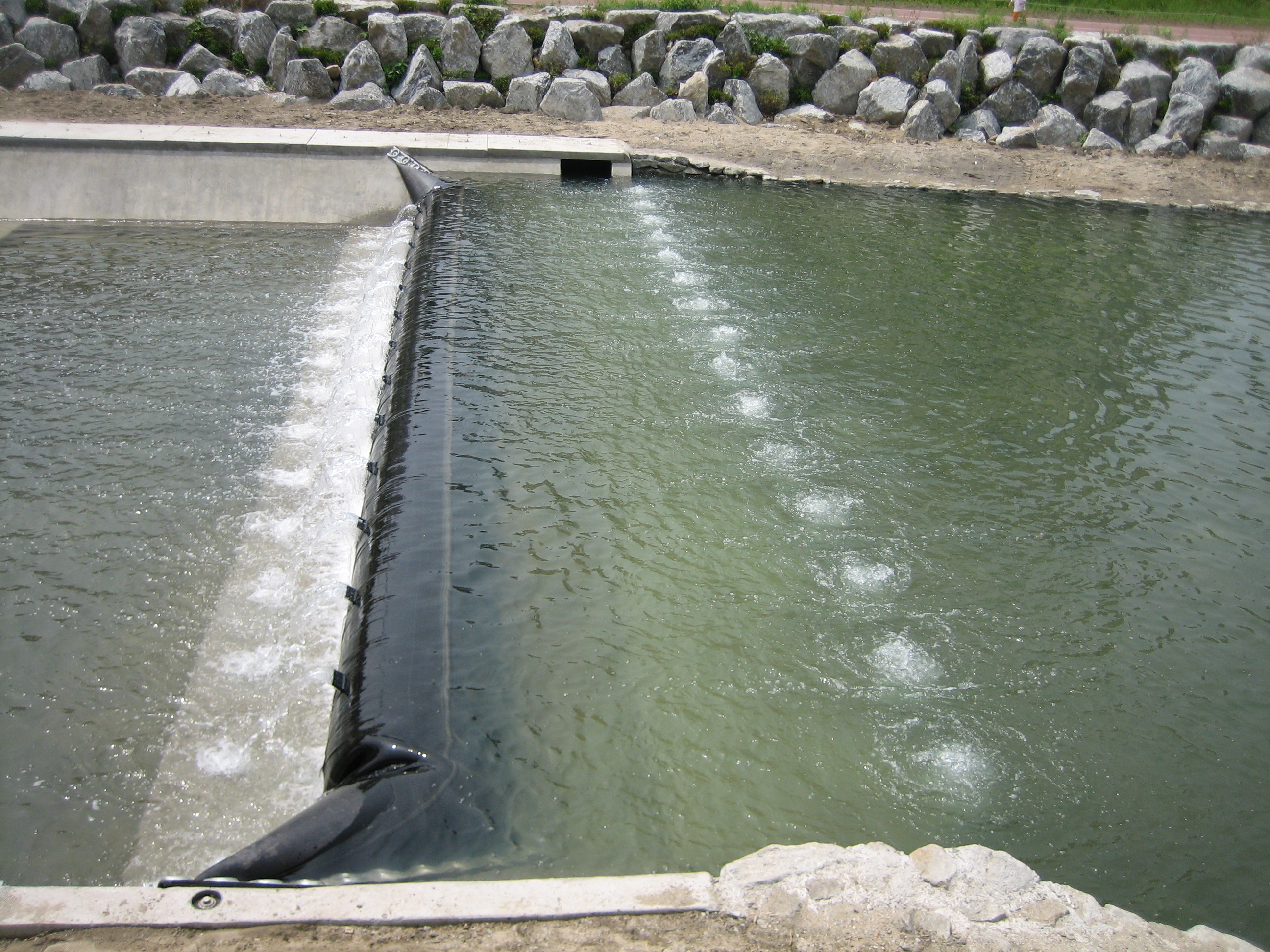 Barrage en caoutchouc de remplissage d'eau